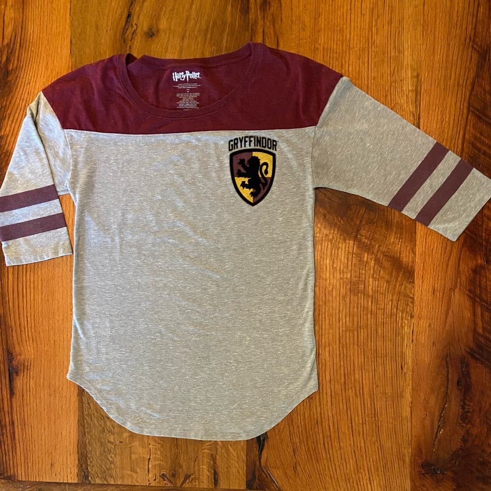 Harry Potter Gryffindor Gray and Maroon Tee Shirt, Size Medium